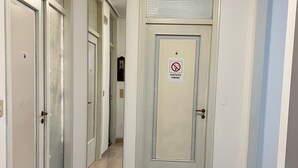 A hallway with a door marked 'Vietato Fumare' (No Smoking). - 'Venice' Apartment with Wi-Fi and Air Conditioning (Venezia)