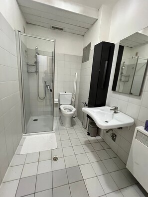 Dusche, kostenlose Toilettenartikel, Haartrockner, Handtücher