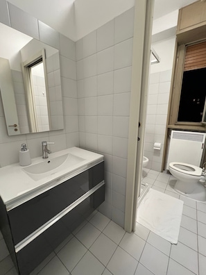 Dusche, kostenlose Toilettenartikel, Haartrockner, Handtücher