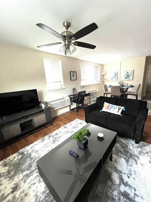 Living area - Charming Cozy Stay in Rockville - Perfect for a getaway (Rockville)