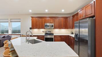 ميكروويف، غسالة أطباق، ماكينة لصنع القهوة/الشاي