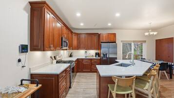 ميكروويف، غسالة أطباق، ماكينة لصنع القهوة/الشاي