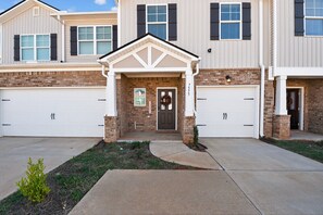 Exterior - NEW! Discovery Haven 3-Bedroom Townhouse - Pets Allowed (Huntsville)