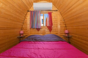 1 bedroom, bed sheets