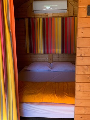 1 bedroom - Barrel Orange Apartment with Mountain View, Private Terrace & Air Conditioning (Saint André)