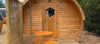 Barrel Orange Apartment with Mountain View, Private Terrace & Air Conditioning