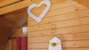A wooden interior with a heart-shaped decoration and a birdhouse. - Barrel Violet Apartment with Mountain View, Wi-Fi, and Air Conditioning (Saint-André)