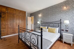 2 habitaciones, tabla de planchar con plancha, wifi y ropa de cama 