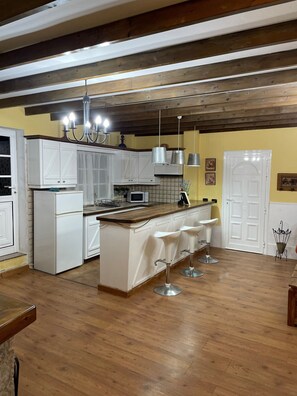 Réfrigérateur, micro-ondes, plaque de cuisson, cafetière/bouilloire