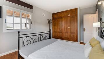 2 slaapkamers, een strijkplank/strijkijzer, wifi, beddengoed