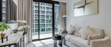 Apartemen Mewah, 2 kamar tidur, AC, pemandangan kota | Area keluarga | Televisi layar datar 43-inci dengan saluran TV kabel dan Netflix