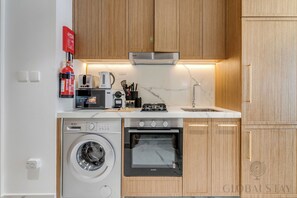 Luxury-Studio, 1 Queen-Bett, Balkon, Stadtblick | Eigene Küche | Großer Kühlschrank, Mikrowelle, Ofen, Herdplatte