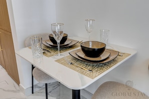 Estudio de lujo, 1 cama de matrimonio, balcón, vistas a la ciudad | Decoración individual, mobiliario individual, escritorio