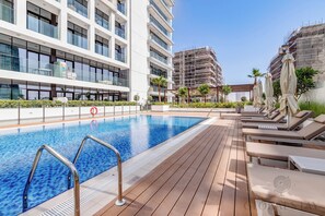 Außenpool, Sonnenschirme, Liegestühle