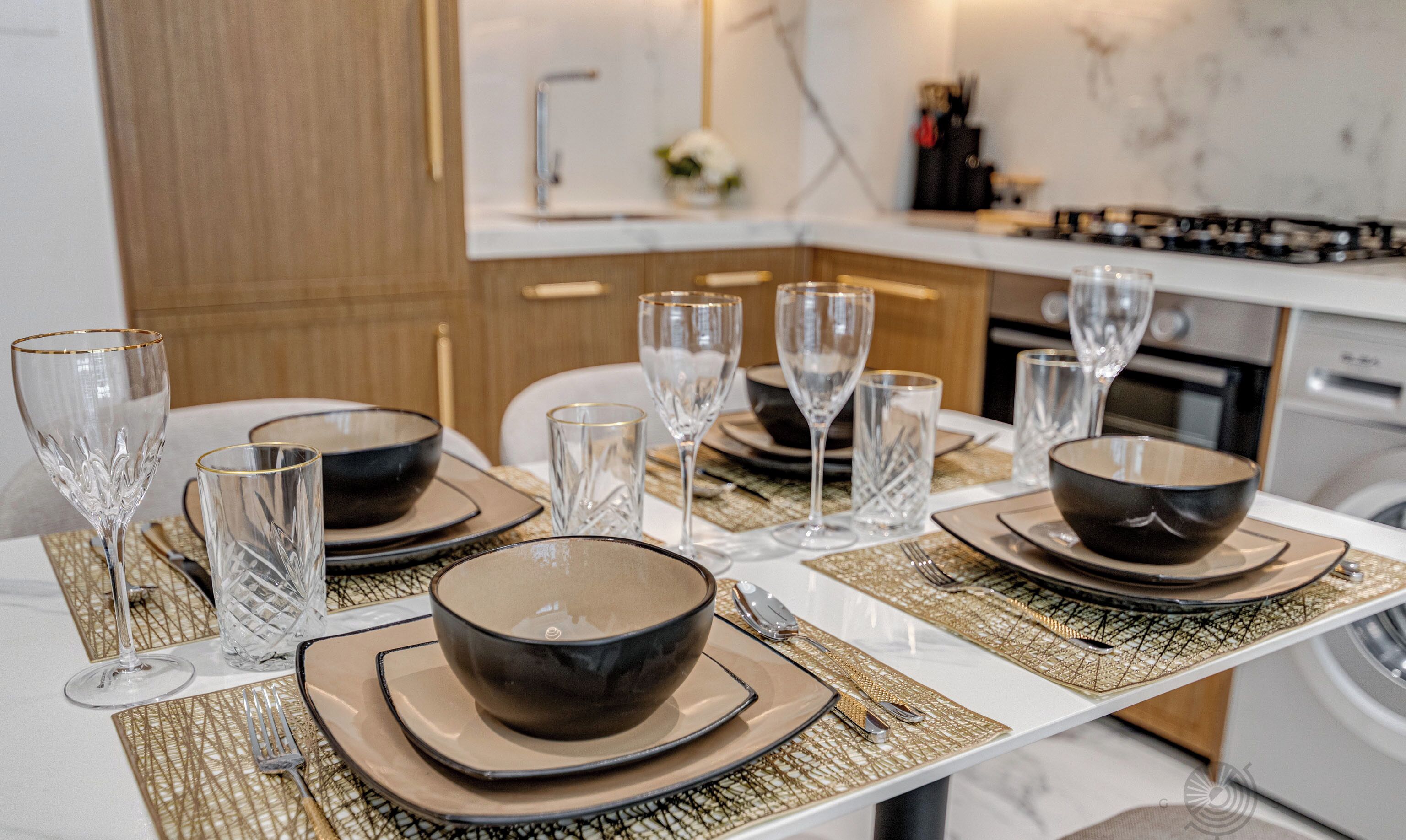 Une cuisine moderne avec un coin repas aménagé pour prendre un repas.