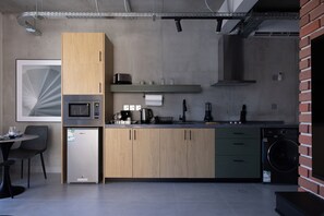 Apartamento, 1 habitación, vistas a la ciudad | Cocina privada | Frigorífico grande, microondas, horno y placa de cocina