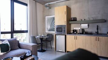 Apartment, 1 Bedroom, City View | Private kitchen | Full-size fridge, microwave, oven, stovetop