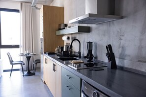 Apartamento, 1 quarto, vista para a cidade | Cozinha privada | Geladeira grande, micro-ondas, fogão, cooktop