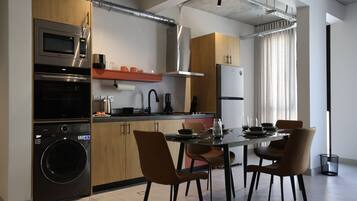 Apartament, 2 dormitoris | Cuina privada | Frigorífic gran, microones, forn i placa de cuina
