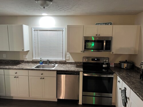 Minimalist-Modern Home w/Keyless Entry & Parking