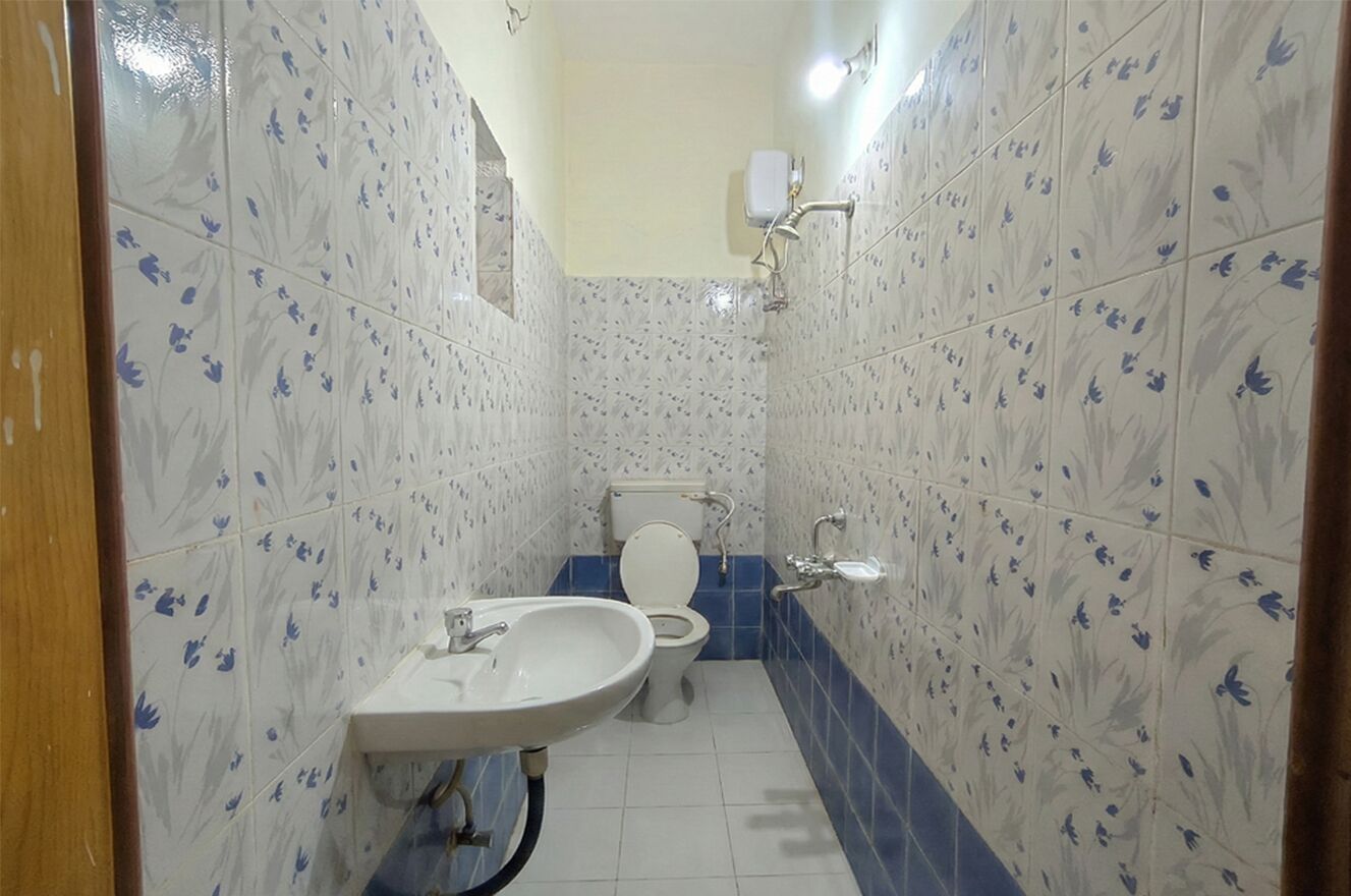 Un baño con dos lavamanos, un inodoro y una ducha.