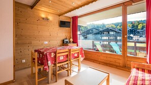 Dining - Apartment with ski slope view, sleeps 6, balcony (Morillon)