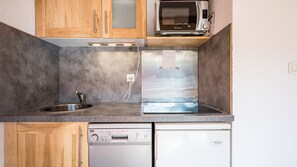 Fridge, microwave, dishwasher, coffee/tea maker