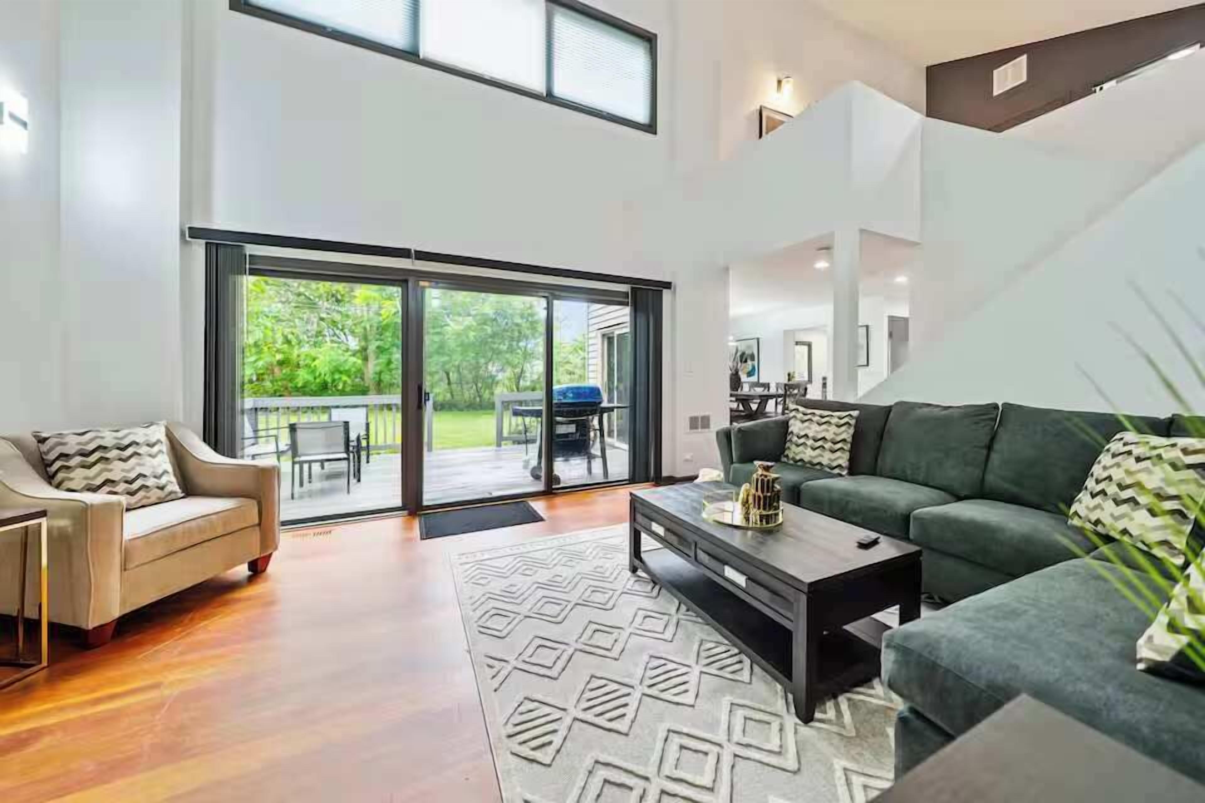 Televisión, chimenea, futbolito y oficina 