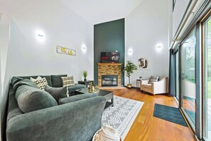 Televisio, takka, pöytäjalkapallopöytä, työhuone