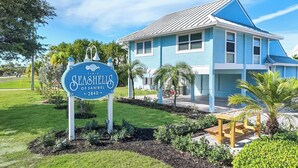 A blue building with a sign reading "Seashells of Sanibel" and the number 2840.