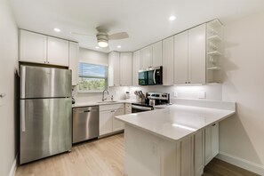 Geladeira, fogão, cooktop, lava-louças