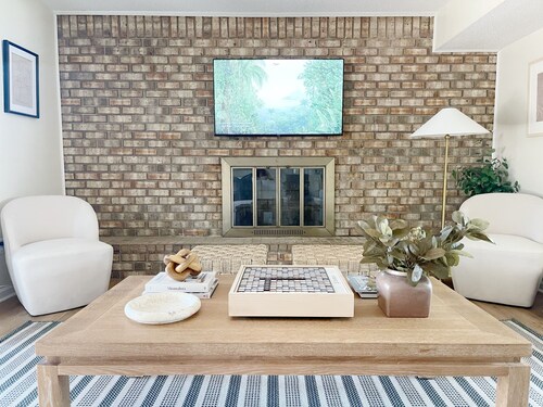 Large Home Sleeps 10 By Beach & City 