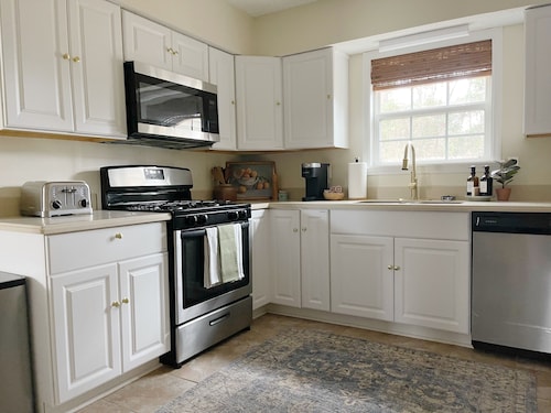 Large Home Sleeps 10 By Beach & City 