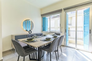 Appartement, 2 chambres, balcon, vue ville | Restauration dans la chambre