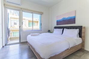 Appartement, 2 slaapkamers, balkon, uitzicht op de stad | Verduisterende gordijnen, een strijkplank/strijkijzer, gratis wifi