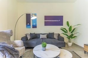 Appartement, 2 chambres, balcon, vue ville | Salle de séjour | TV connectée de 55 pouces avec chaînes par câble, services de streaming