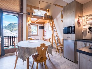 Fridge, microwave, dishwasher, coffee/tea maker
