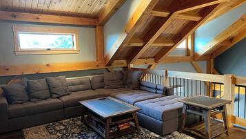 Een smart-tv en een tafeltennistafel