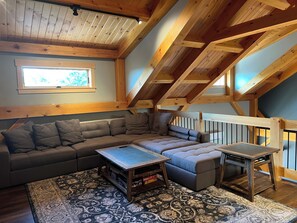 Een smart-tv en een tafeltennistafel