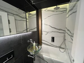 Serviettes fournies, savon, papier de toilette