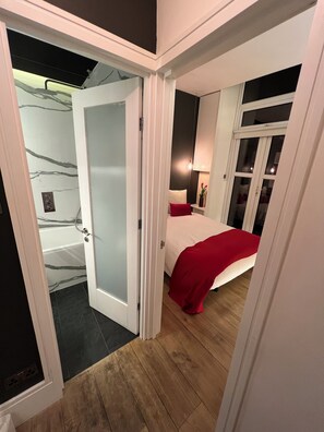 1 bedroom, iron/ironing board, internet, bed sheets - Queen's Park Small & Perfect (London)