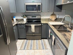 Mikrobølgeovn, ovn, kokeplater og oppvaskmaskin