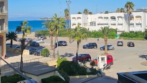 A residential area with a view of the sea, a parking lot, and a building with balconies. - Brise d’Océan Tanger (Tangier)