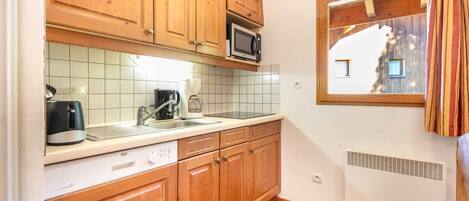 冷蔵庫、電子レンジ、食器洗い機、コーヒー / ティーメーカー