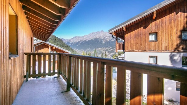 A wooden balcony with a view of mountains. - Charming apartment, sleeps 6, balcony (Modane)