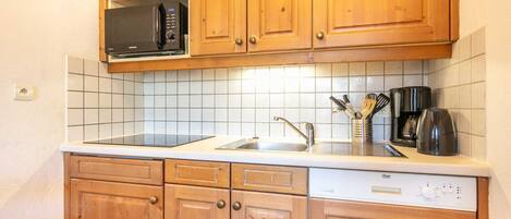 Fridge, microwave, dishwasher, coffee/tea maker