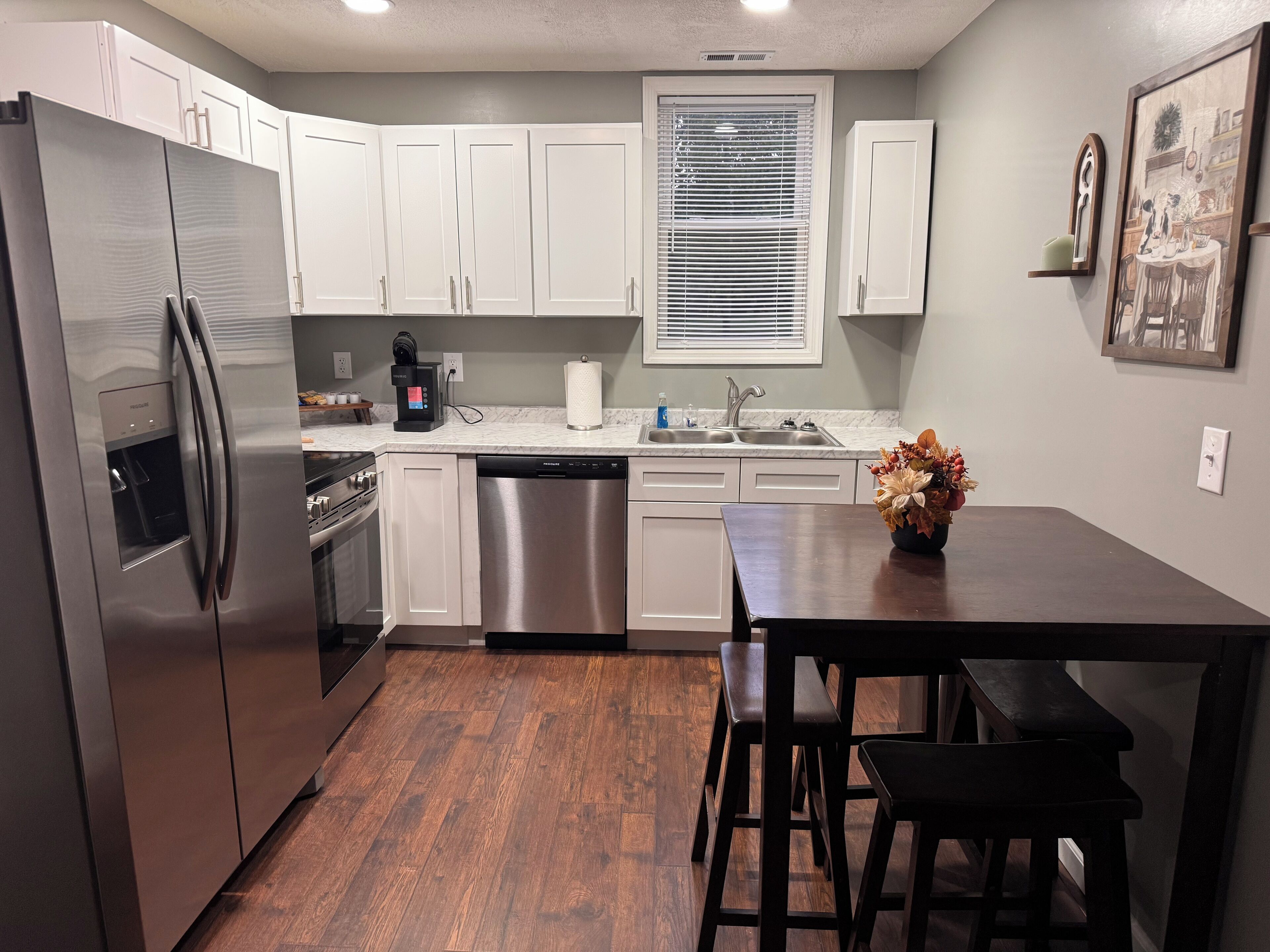 Een microgolfoven, een oven, een kookplaat, een vaatwasser