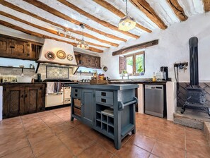 Fridge, microwave, oven, stovetop - Charming 4-bedroom Farmhouse in the Serene Andalusian Mountains of Oria (Oria)