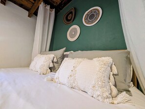 مكواة/لوح كي وسرير سفر وواي فاي مجانًا وملاءات أسرّة