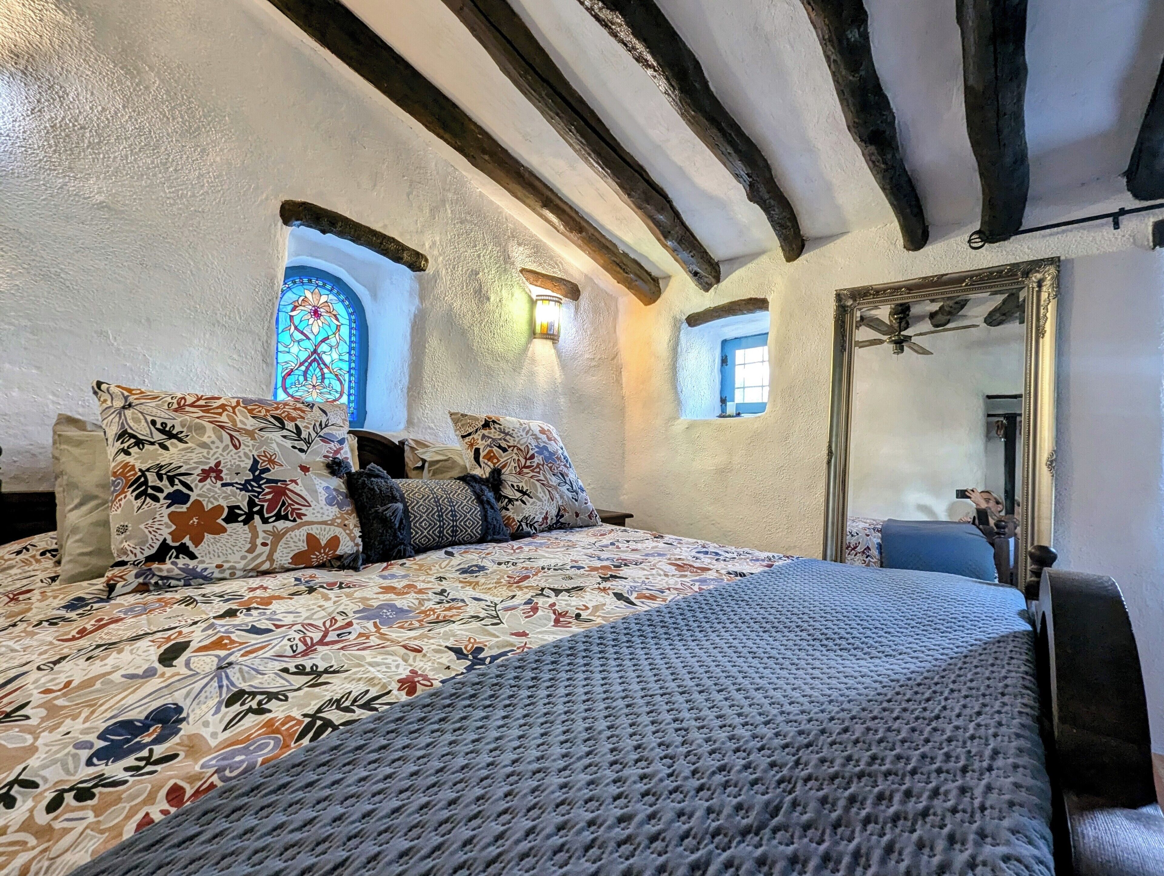 4 dormitorios, tabla de planchar con plancha, cuna de viaje